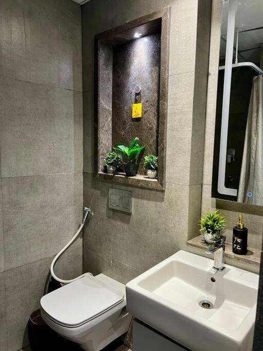 Countryside Luxury Suites - Supernova Noida ニューデリー エクステリア 写真