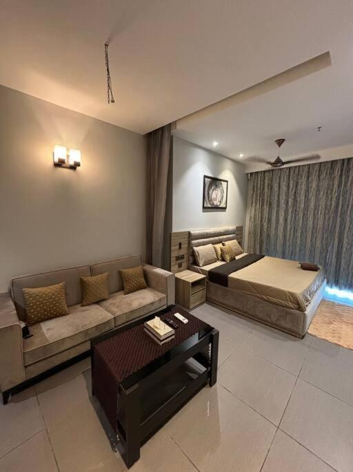 Countryside Luxury Suites - Supernova Noida ニューデリー エクステリア 写真