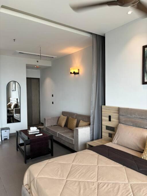 Countryside Luxury Suites - Supernova Noida ニューデリー エクステリア 写真