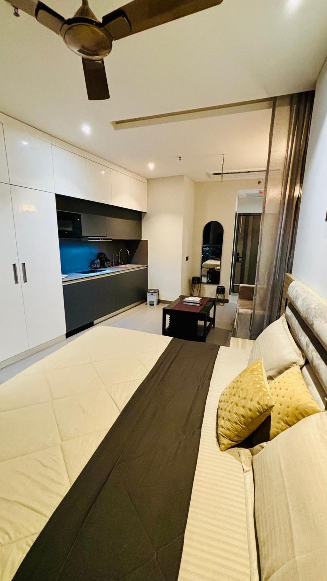 Countryside Luxury Suites - Supernova Noida ニューデリー エクステリア 写真